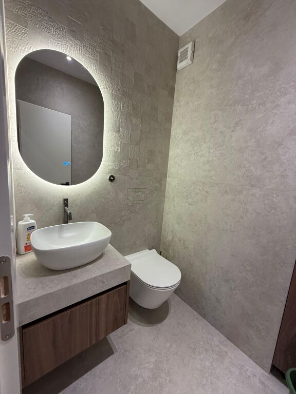 Jepet me qira apartament 2+1+2+post parkimi  prane Sheshit  Wilson's!