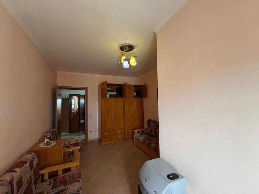Shitet Apartament 3+1+2 te Pallati Sportit, Durres