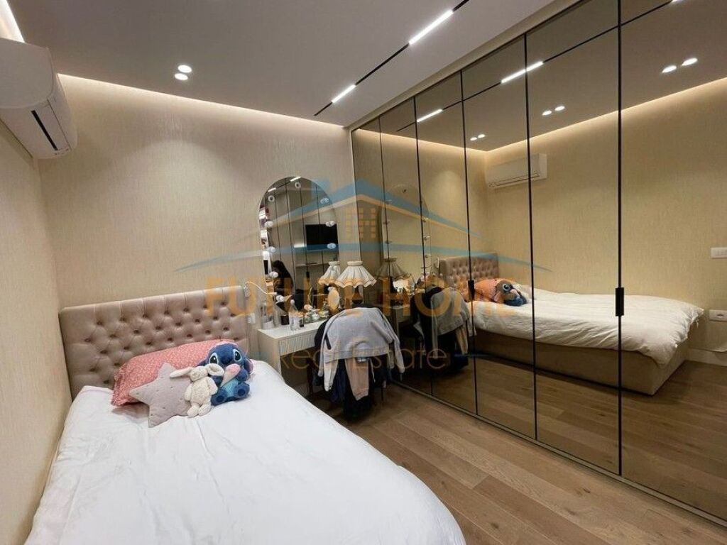 Shitet, Apartament 3+1, Komuna e Parisit, Tiranë.