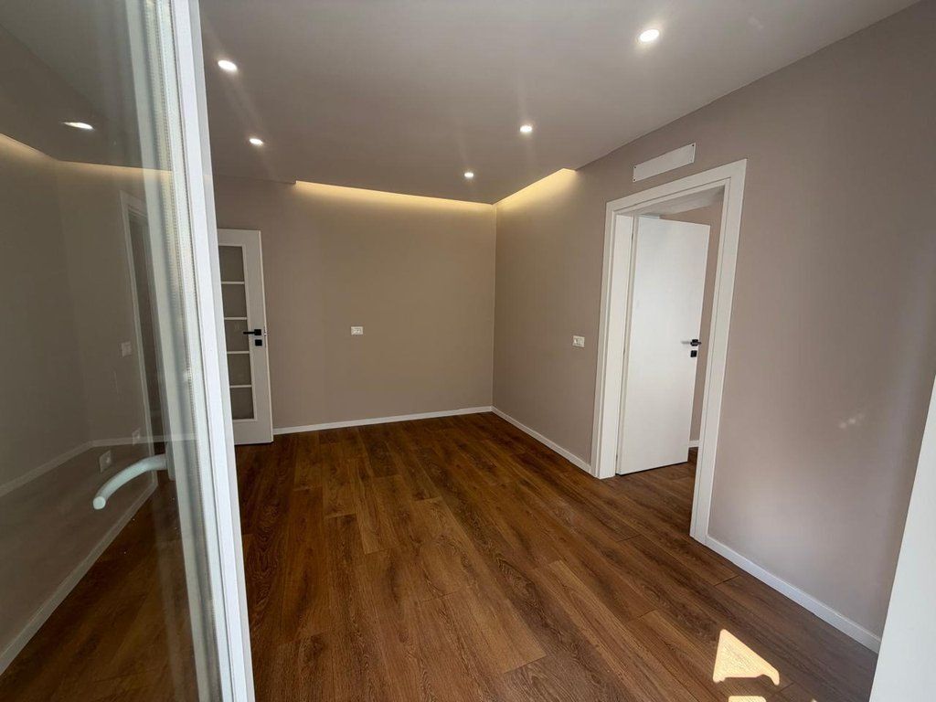 Shitet Apartament 1+1, Mine Peza