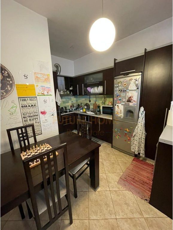Shitet, Apartament 2+1 , Rruga e Kavajës, Tiranë