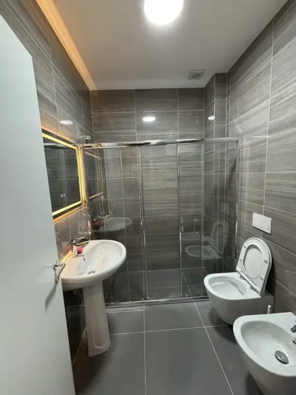 Jepet me qera (KODRA E DIELLIT) apartament 1+1+Ballkon