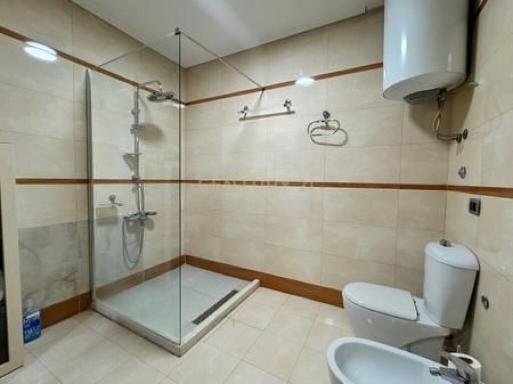 APARTAMENT ME QERA 2+1 PRANE LIQENIT ARTIFICAL TE TIRANES DHE ART TURBINA