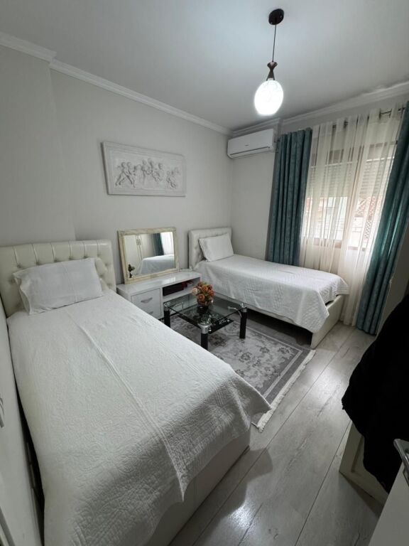 🏡 Shitet Apartament 2+1 – Komuna e Parisit (Pallatet Arabe)