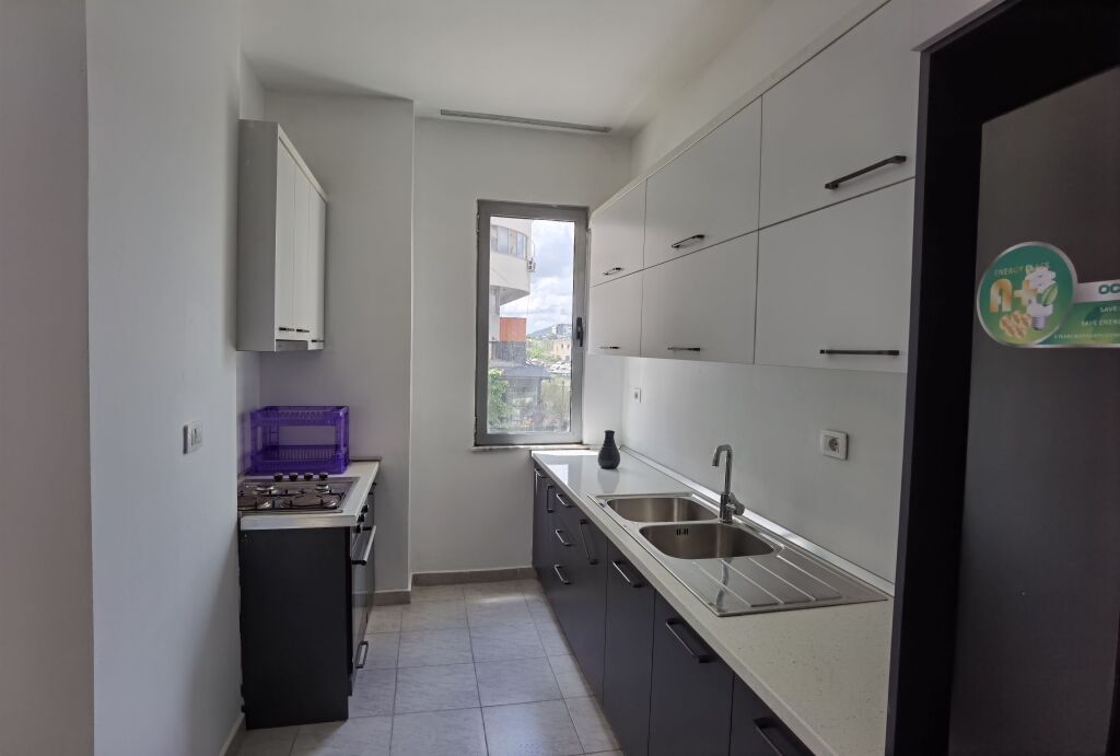 Shitet Apartament 2+1+2 prane bulevardit Migjeni ne Astir