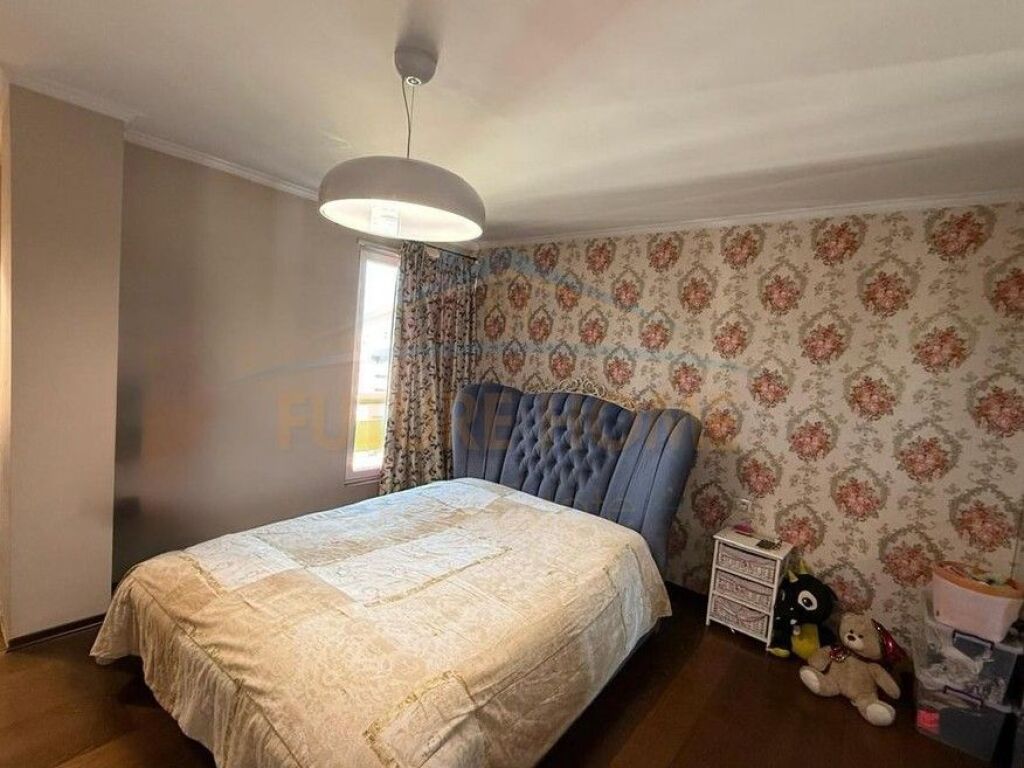 Shitet, Apartament 2+1, Pallati me Shigjeta, Tirane