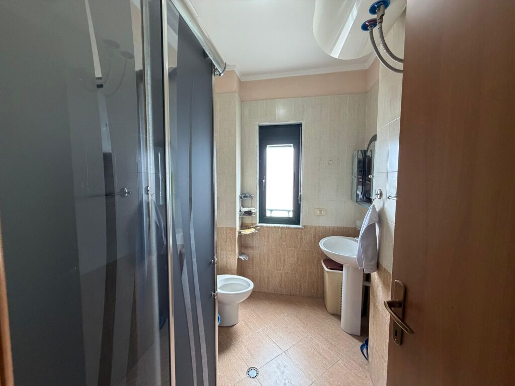 Shitet Apartament 3+1+2 te Pallati Sportit, Durres