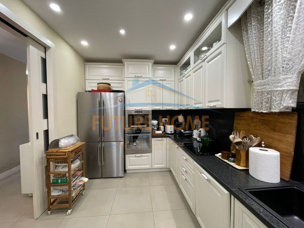 Shitet apartament 3+1+2 Komuna e Parisit