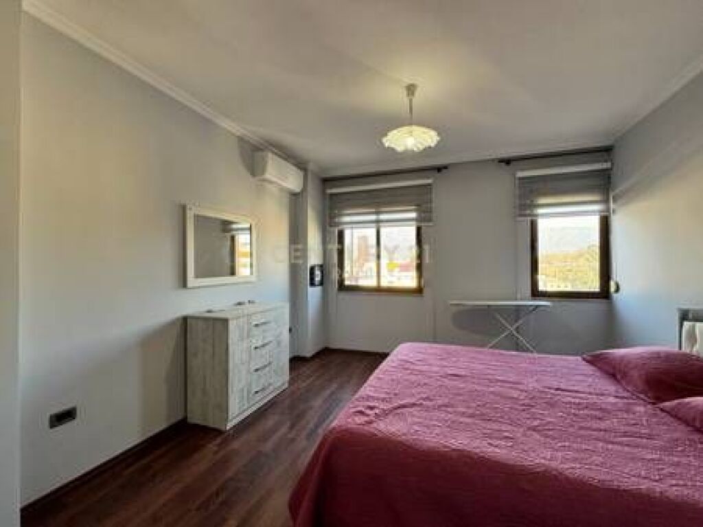 APARTAMENT ME QERA 2+1 PRANE LIQENIT ARTIFICAL TE TIRANES DHE ART TURBINA