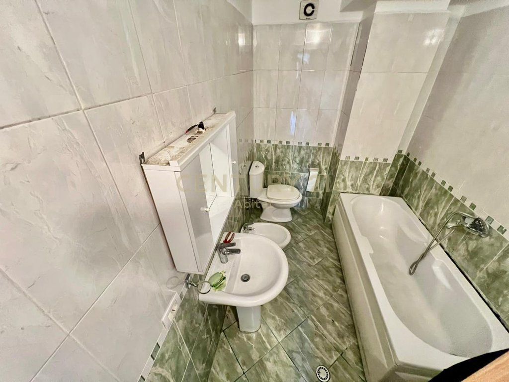 QIRA, APARTAMENT MODERN 2+1+2 me POST PARKIMI, GLOBE / RRUGA KAVAJËS