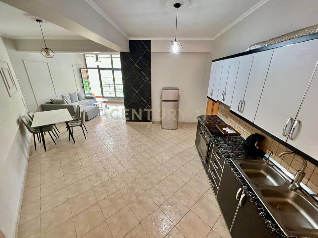 QIRA, APARTAMENT MODERN 2+1+2 me POST PARKIMI, GLOBE / RRUGA KAVAJËS