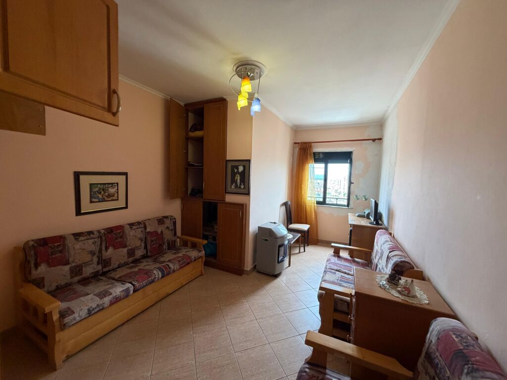 Shitet Apartament 3+1+2 te Pallati Sportit, Durres