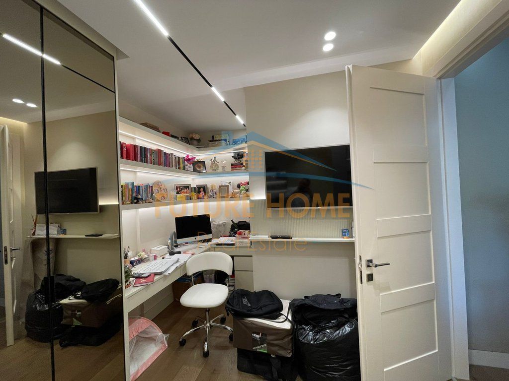 Shitet, Apartament 3+1, Komuna e Parisit, Tiranë. 366,800 €