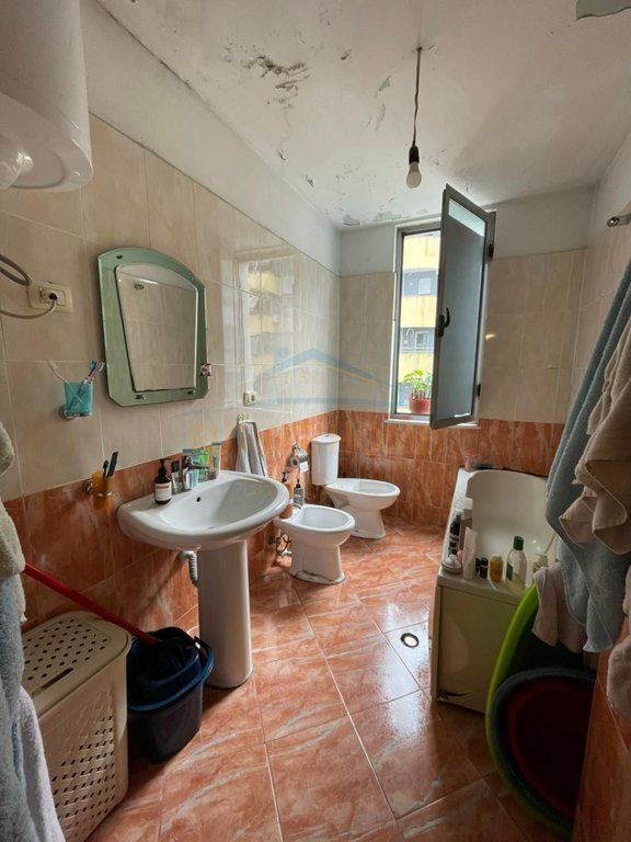 Shitet, Apartament 2+1 , Rruga e Kavajës, Tiranë