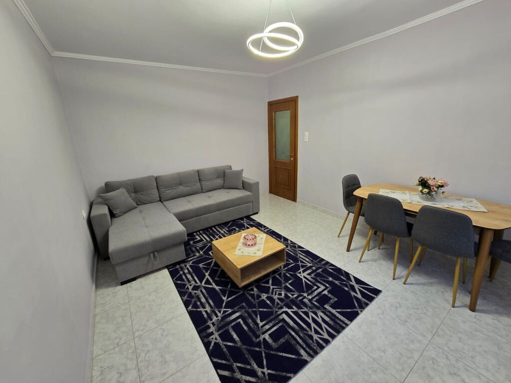 JEPET APARTAMENT ME QERA 1+1 ALI DEMI