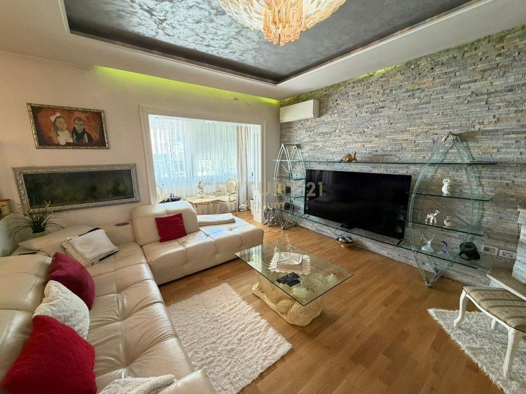 APARTAMENT NE SHITJE 3+1+2+GARAZH+DEPO, NE KOMUNEN E PARISIT PRANE LOG IN BAR!
