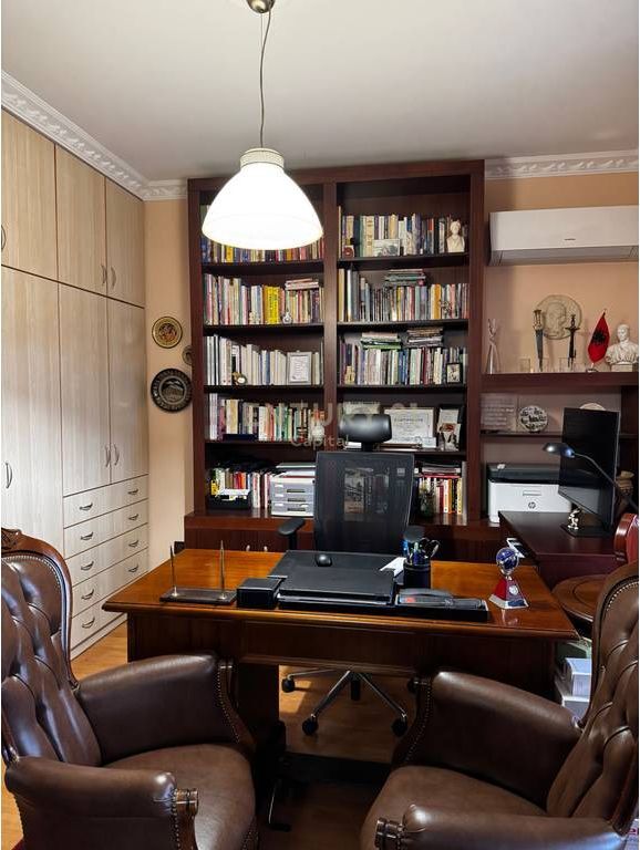 Elegancë Klasike &amp; Hapësira të Bollshme | Shitet Apartament 168m² - Medreseja, Tiranë