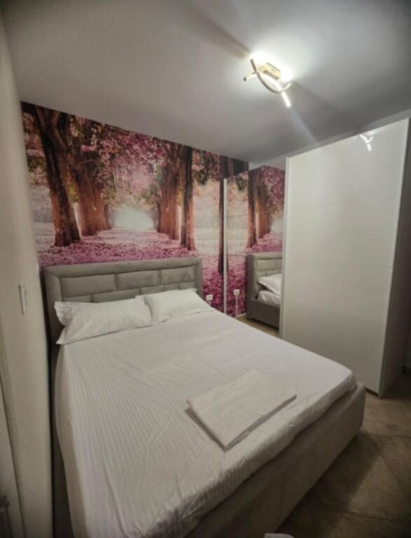 Jepet me qera Apartamenti 1+1 , rruga e Barrikadave pas Maternitetit te Vjeter 650 euro
