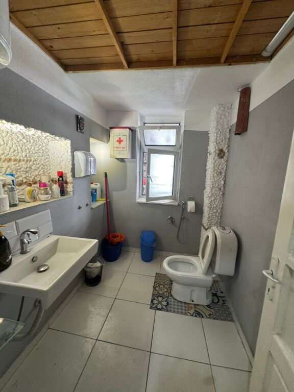 Shitet Bar Restorant. Prane Shkolles "VASIL SHANTO"  190.000 EURO