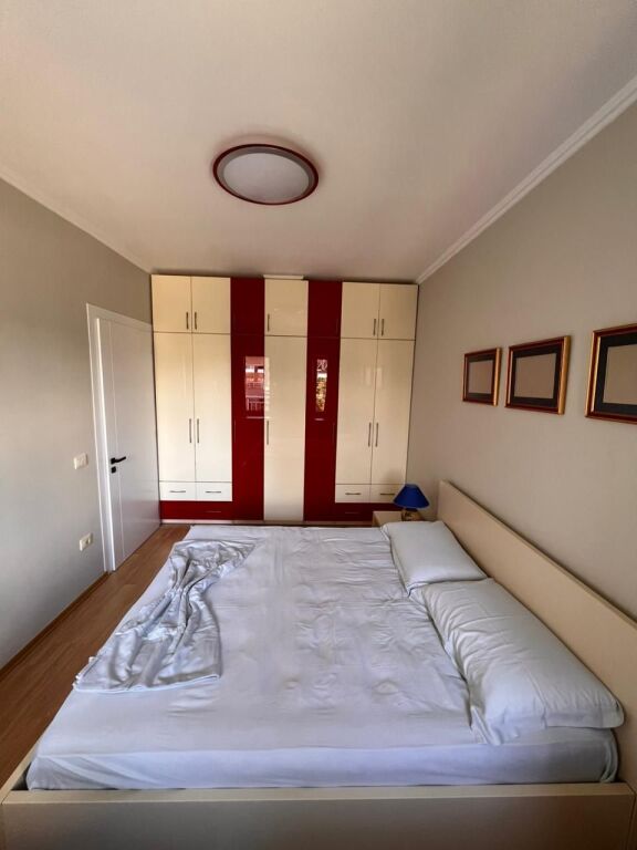 Me Qera: Super Apartament 1+1 + Ballkon + P.Parkimi || (📍Liqeni Artificial - Afër Kopshtit Zologjik), Pllt I Ri Me Ashensor, me Oborr | 750 Euro/Muaj