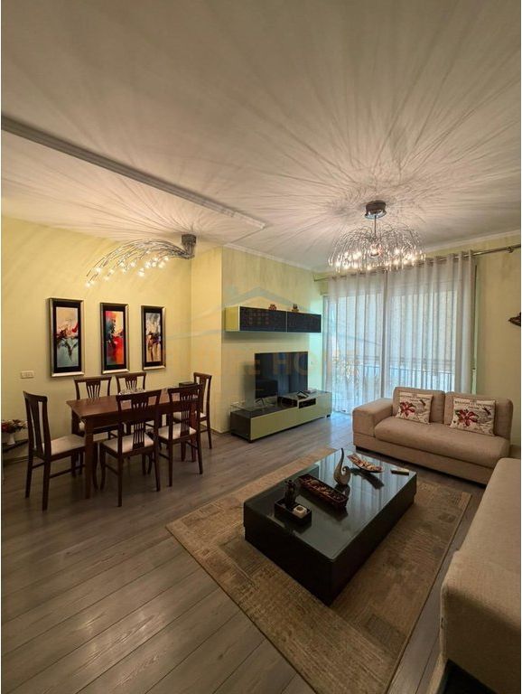 Shitet apartament 2+1+depo Rruga e Barrikadave