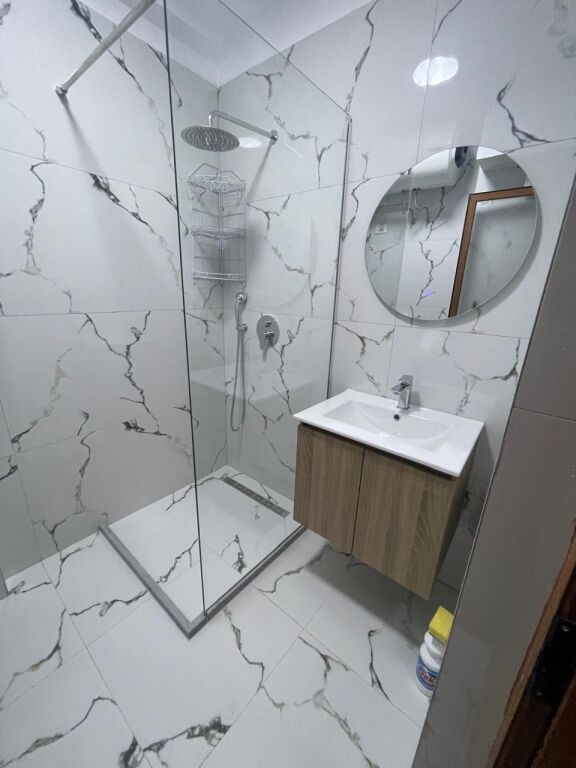 Apartament 1+1 me qira prane Pazarit te Ri!