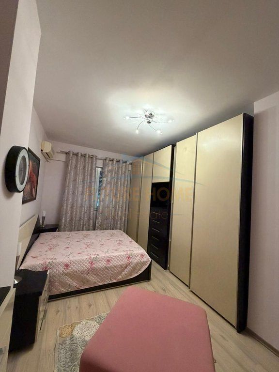 Shitet apartament 2+1+depo Rruga e Barrikadave