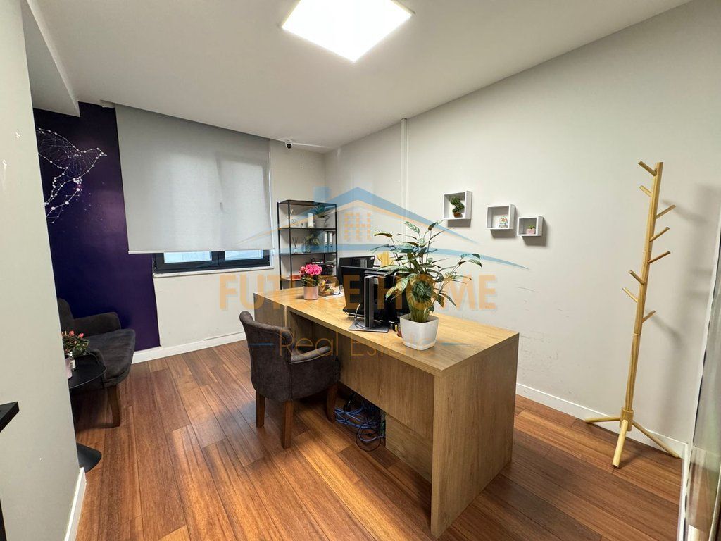 Shitet, Apartament 2+1+Depo, Rruga e Barrikadave, Tiranë