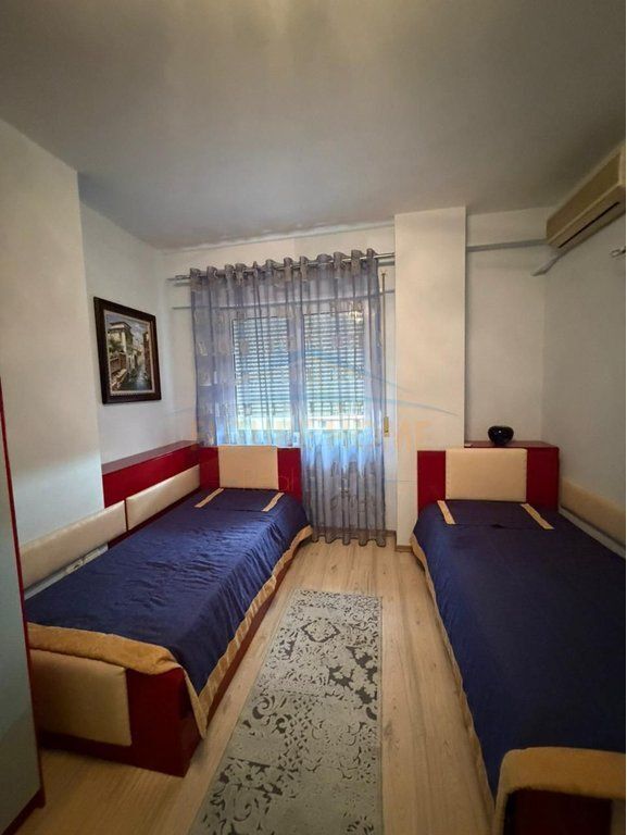 Shitet apartament 2+1+depo Rruga e Barrikadave