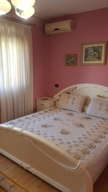 🏢Tek Bulevardi Zogu I,jepet me qera apartament,2+1,i mobiluar.70,000Leke