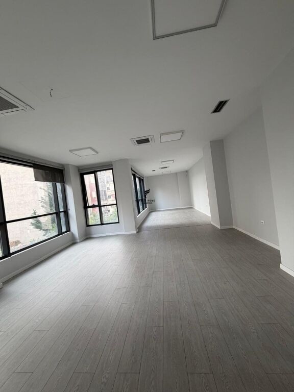 OFFICE FOR RENT 404 M2 NEW MARKET 520,000 LEKE FH-74595