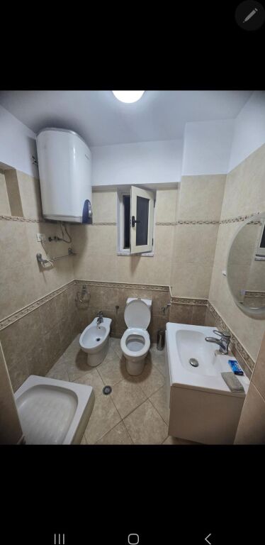 Jepet me qera Apartamenti 1+1 , rruga e Barrikadave pas Maternitetit te Vjeter 650 Mije leke