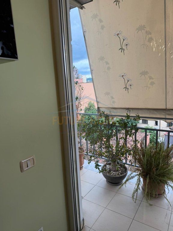 Shitet apartament 2+1+depo Rruga e Barrikadave