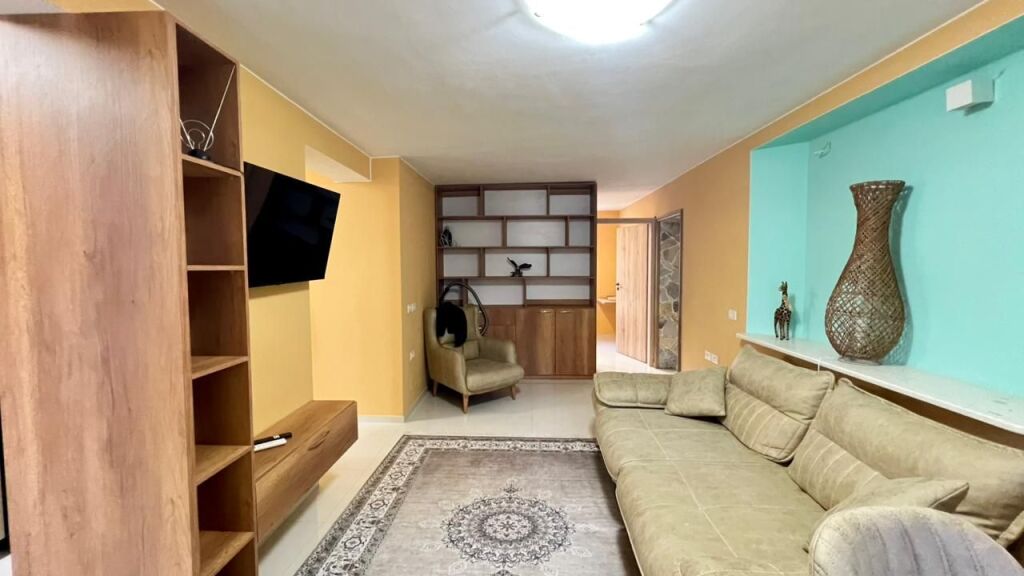 2+1 📍Bllok (Vicino a Piazza Wilson) - 2° Piano - Sup.75m² - Esposizione SUD🌞 || Accesso immediato al Centro e a Bllok🏃🏻‍♂️ 800 Euro/Mese