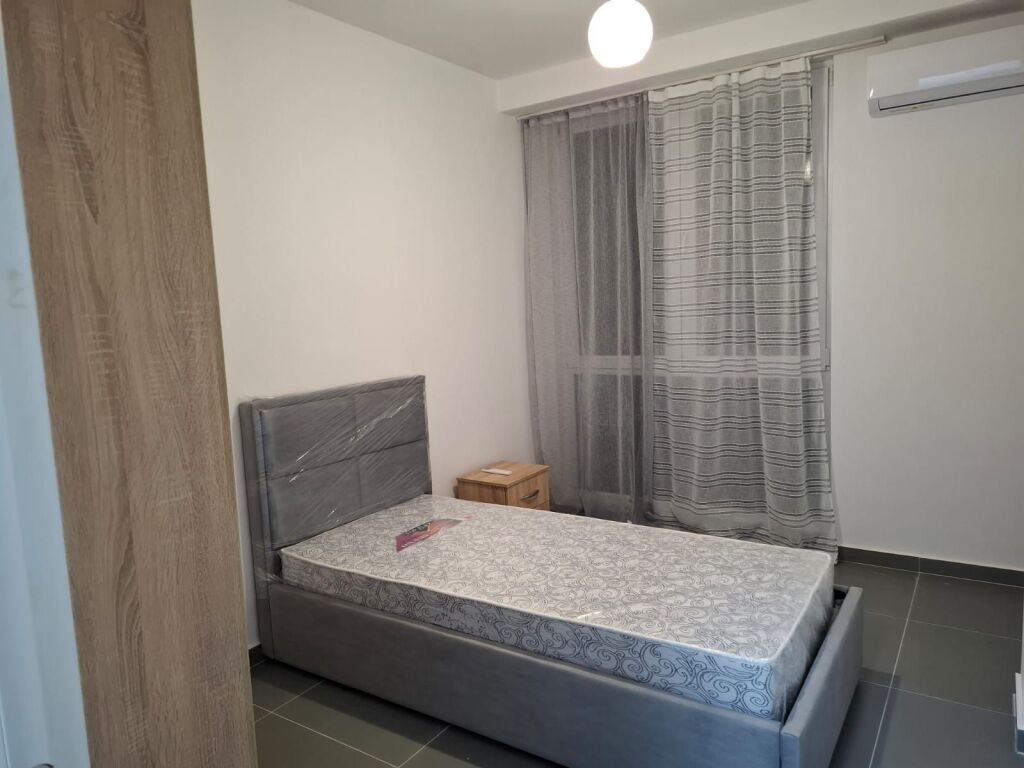 🏢Alla fine di Via 5 Maggio, i Palazzi della Ricostruzione affittano un appartamento 3+1 arredato: 65.000 LEKE   