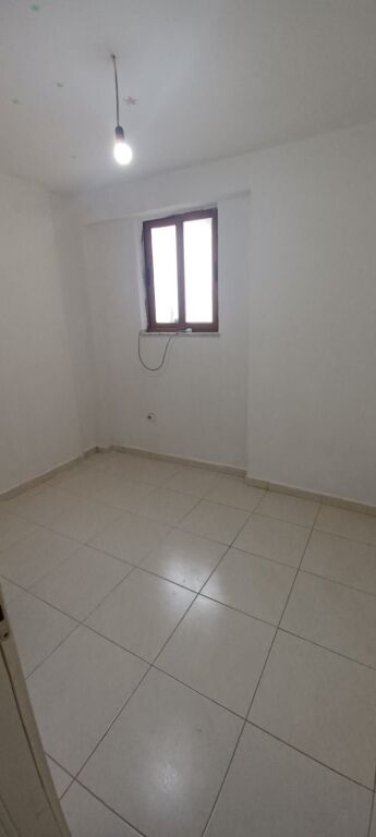 In affitto 3+2 vuoto a xhomllik 38000 lek