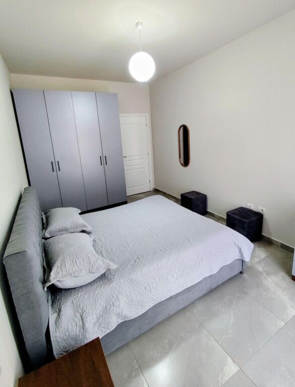 Jepet me qera Apartamenti 1+1, prane Spitalit Nene Tereza Kompleksi ASL 500 mije leke