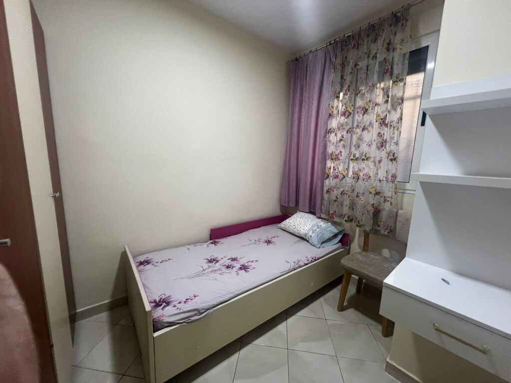 Prane Ufos ne Qender, jepet me qera apartament 2+1(per djem ose vajza)
