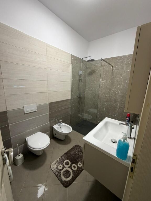 Jepet me qera 2+1+2 , 110 m² ,600 € , tek Kodra e Diellit, prane Eleonores