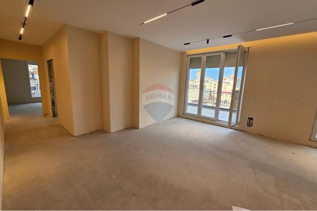 Shitet Apartament 2+1+2 te Ish Tregu Elektrik
