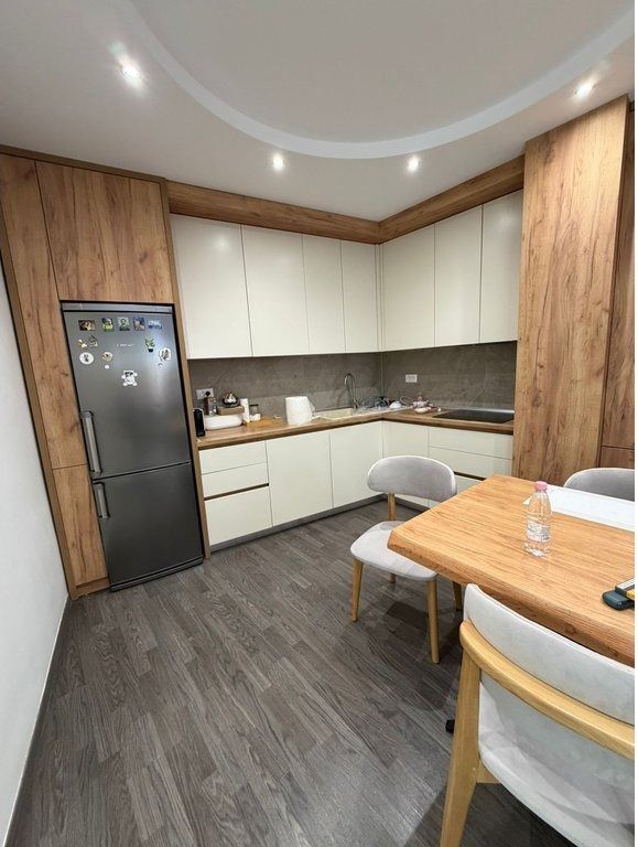 Shitet Apartament 3+1+2 në Rrugën Besim Alla – 270.000€