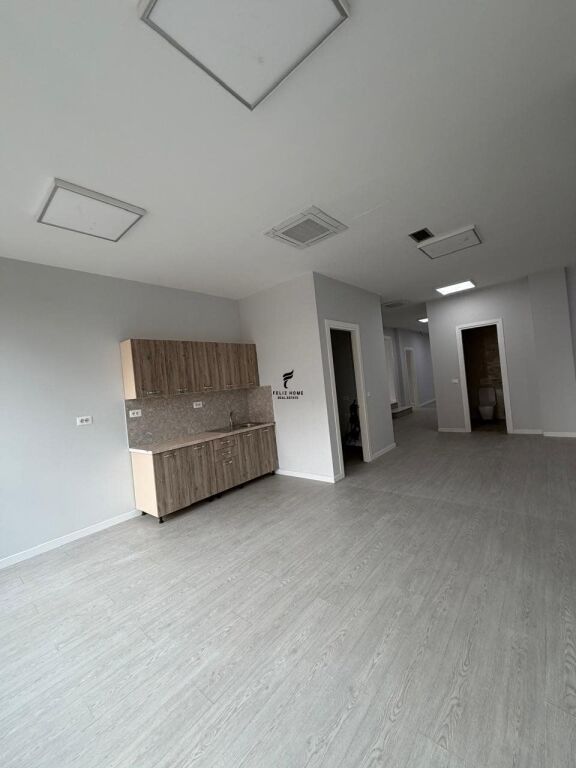 OFFICE FOR RENT 404 M2 NEW MARKET 520,000 LEKE FH-74595