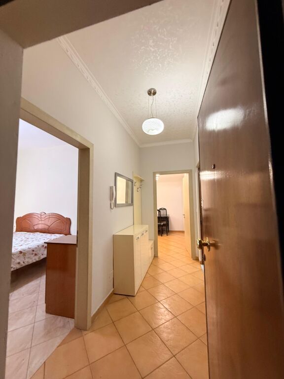Shitet Apartament  1+1 Rruga  Ali Demi (Tregu i ri elektrik)