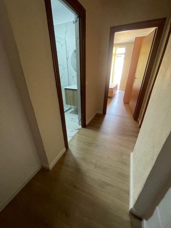 Apartament 1+1 me qira prane Pazarit te Ri!