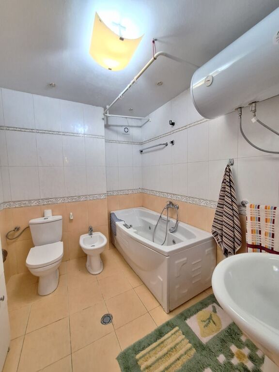 Shitet apartament 2+1+2 me 1 ballkon tek rruga e Kosovareve