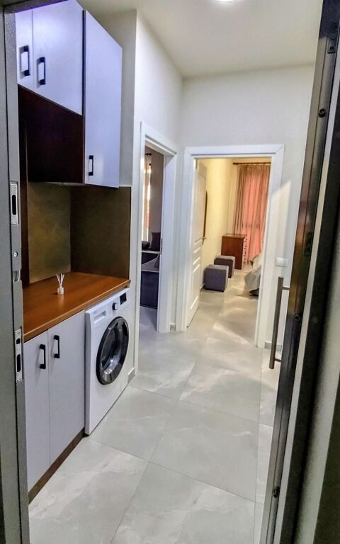 Jepet me qera Apartamenti 1+1, prane Spitalit Nene Tereza Kompleksi ASL 500 mije leke
