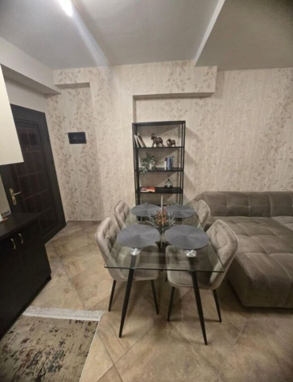 Jepet me qera Apartamenti 1+1 , rruga e Barrikadave pas Maternitetit te Vjeter 650 euro