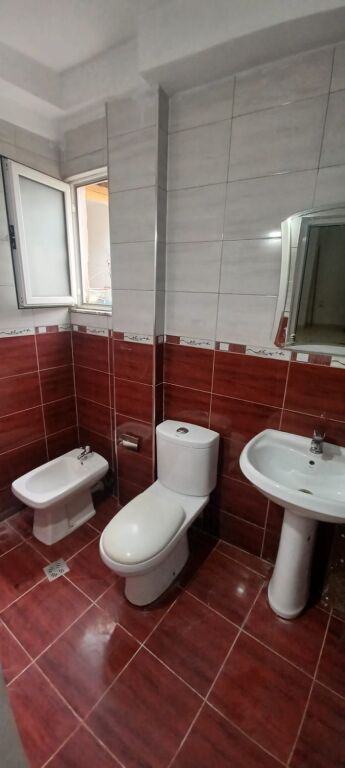 In affitto 3+2 vuoto a xhomllik 38000 lek