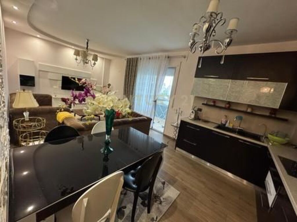 Apartament modern 2+1+2 në Fresk për qira