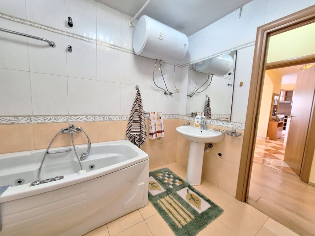 Shitet apartament 2+1+2 me 1 ballkon tek rruga e Kosovareve